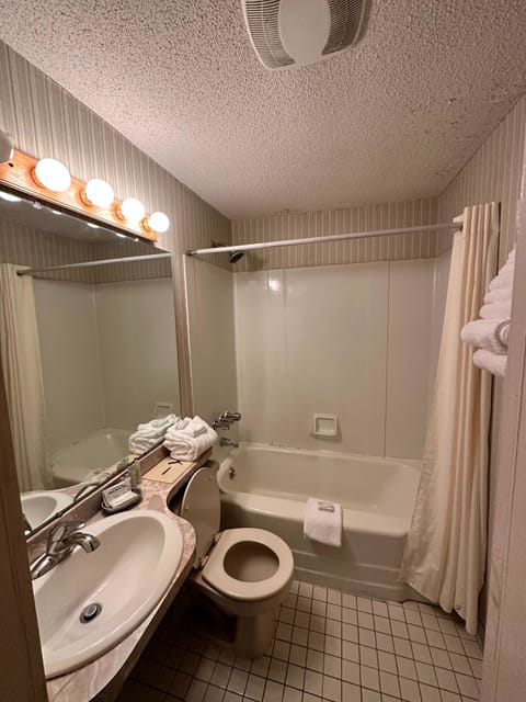 Studio Suite, 2 Double Beds | Bathroom | Combined shower/tub, rainfall showerhead, hair dryer