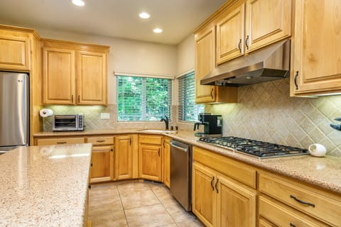 Large gourmet kitchen, GE & Bosch stainless steel appliances & 6 burner cooktop.