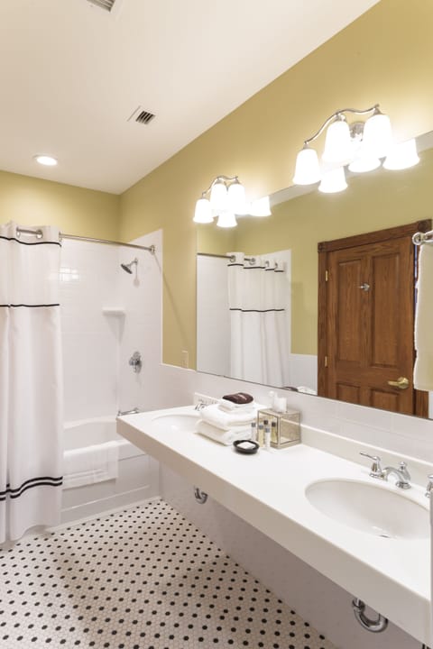 Deluxe Suite, 2 Queen Beds, Multiple View (Basler Suite) | Bathroom | Hair dryer, towels