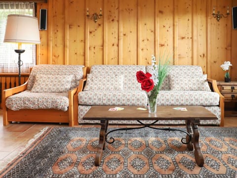 Furniture, Plant, Flower, Couch, Comfort, Wood, Building, Interior Design, Rectangle, Floor