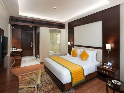 Club Room | Premium bedding, in-room safe, laptop workspace, iron/ironing board