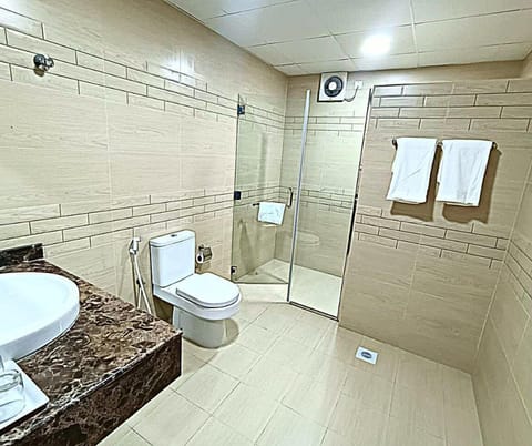 Deluxe Twin Room | Bathroom | Shower, hair dryer, slippers, towels