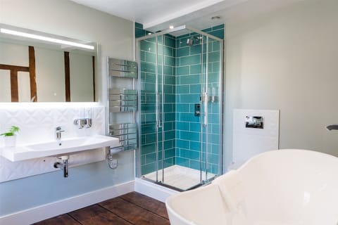 The Regency | Bathroom | Free toiletries, hair dryer, towels, soap