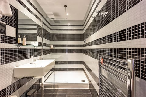 M (Double or twin) | Bathroom | Shower, rainfall showerhead, designer toiletries, hair dryer