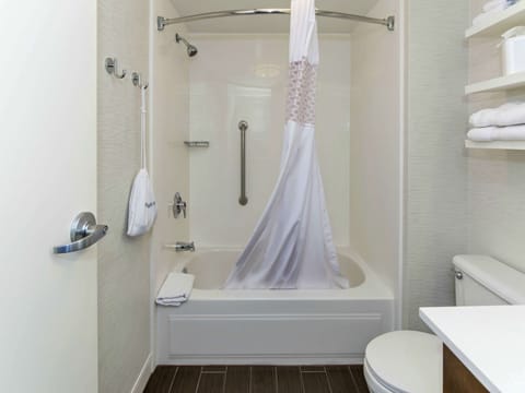 Room, 1 King Bed, Accessible, Non Smoking (Hearing, Refrigerator and Microwave) | Bathroom | Free toiletries, hair dryer, towels