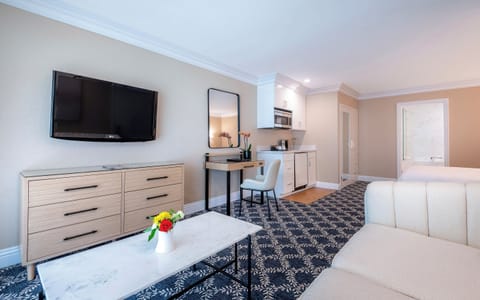 Junior Suite, 1 Queen Bed (Staircase Accessible Only) | Private kitchenette | Fridge, microwave, stovetop, coffee/tea maker