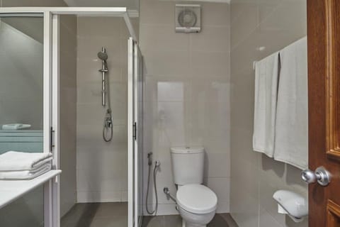 Standard Double Room | Bathroom | Shower, free toiletries, hair dryer, bidet