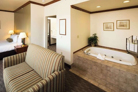 Suite, 1 King Bed, Non Smoking, Jetted Tub | In-room safe, desk, blackout drapes, iron/ironing board