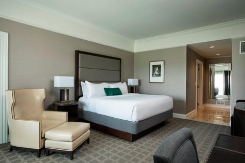 Executive Suite, 1 Bedroom, Balcony | Frette Italian sheets, premium bedding, pillowtop beds, minibar