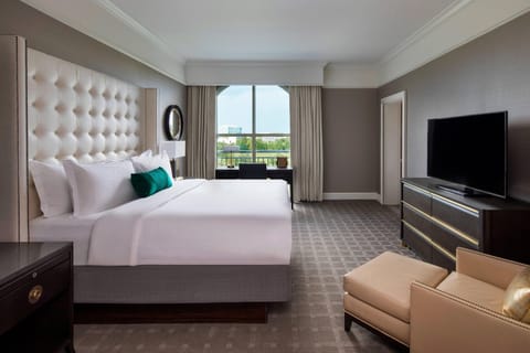 Presidential Suite, 1 Bedroom, Balcony | Frette Italian sheets, premium bedding, pillowtop beds, minibar