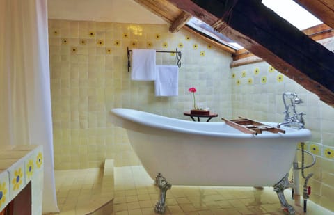 Junior Suite | Bathroom | Free toiletries, hair dryer, towels