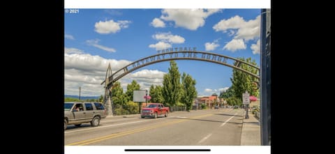 Comfy Cool Condo 5min from McMenamins Edgefield &10min from Columbia River Gorge House in Troutdale