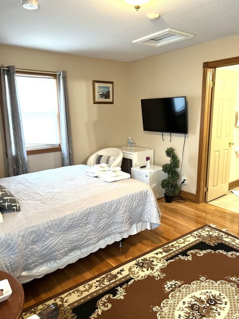 Minibar, laptop workspace, free WiFi, bed sheets