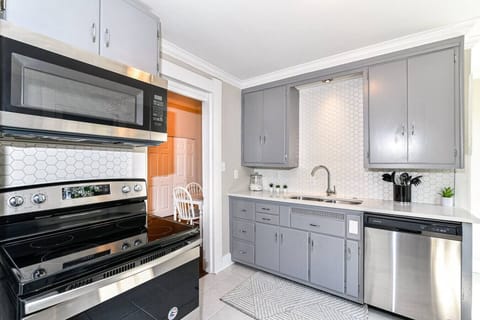 Kitchen-Fully stocked kitchen with everything you need to cook!