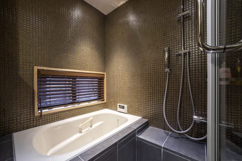 Family Suite | Bathroom | Separate tub and shower, free toiletries, hair dryer, slippers