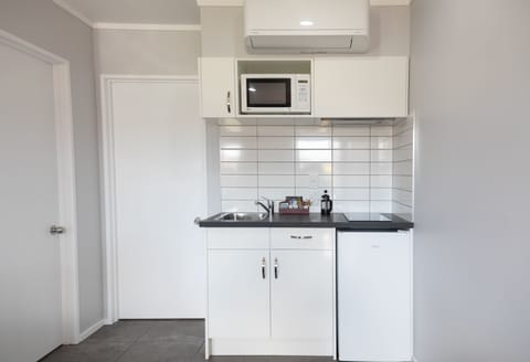 Standard Suite, 1 Bedroom, Non Smoking, Kitchenette (Unit) | Private kitchenette | Fridge, microwave, coffee/tea maker, electric kettle