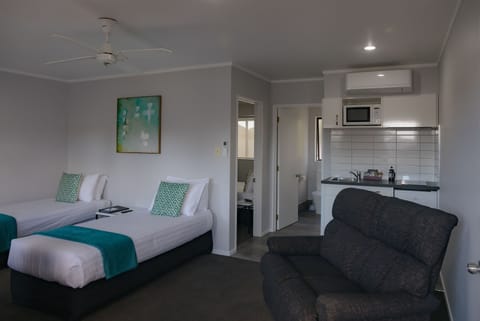 Standard Suite, 1 Bedroom, Non Smoking, Kitchenette (Unit) | Iron/ironing board, free WiFi, wheelchair access