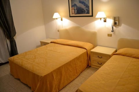 Triple Room | In-room safe, desk, iron/ironing board, free WiFi