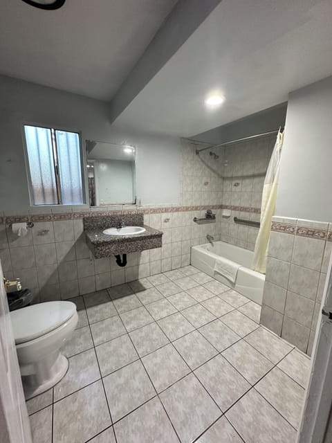 1 Queen Bed, Accessible - Smoking | Bathroom | Towels