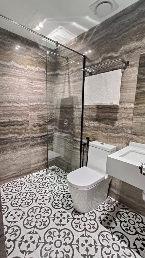 Superior Double Room | Bathroom | Shower, hair dryer, towels, shampoo