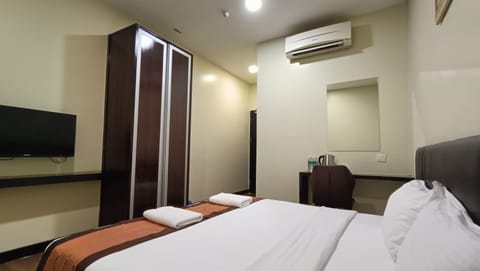 Standard Room | In-room safe, iron/ironing board, free WiFi, bed sheets