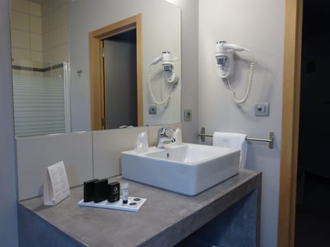 Deluxe Room | Bathroom sink