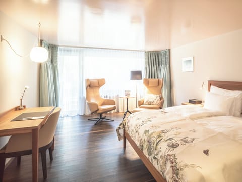 Comfort Zimmer mit Balkon und Südsicht | Hypo-allergenic bedding, in-room safe, desk, laptop workspace