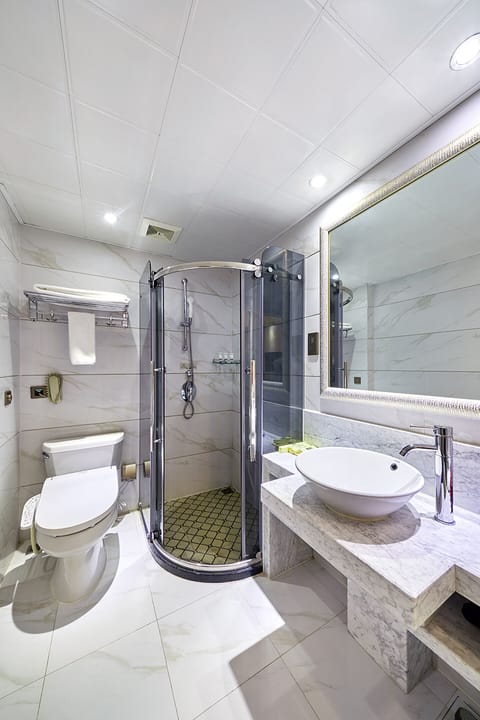 Superior Double Room | Bathroom | Separate tub and shower, free toiletries, hair dryer, towels