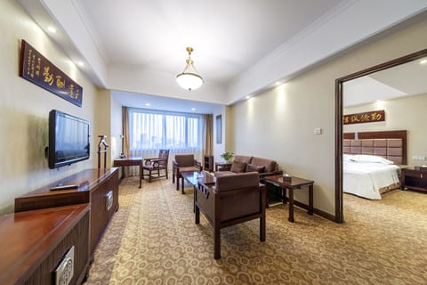 Superior Suite | Minibar, in-room safe, desk, free WiFi