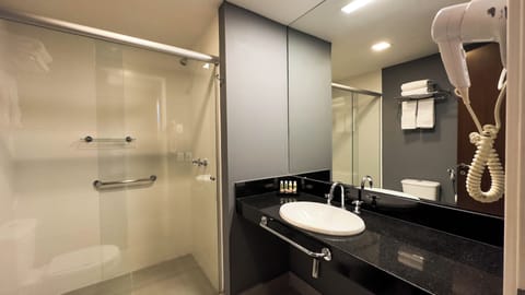 Vivenzo com 2 Camas de solteiro | Bathroom | Shower, free toiletries, hair dryer, towels