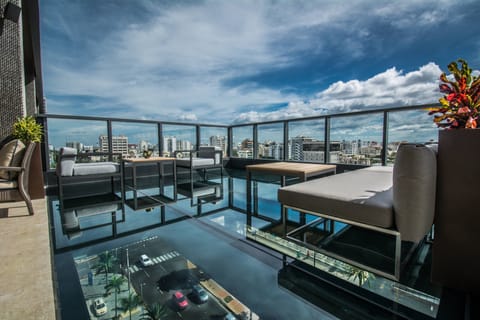 Pool views, serves lunch, dinner, and happy hour