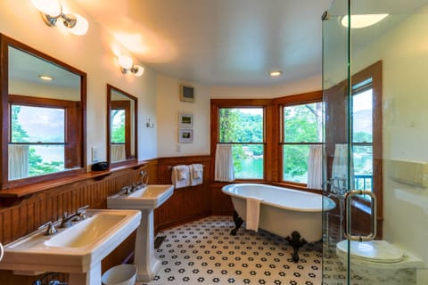 Superior Room | Bathroom | Hair dryer, bathrobes, towels