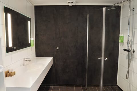 Superior Double or Twin Room | Bathroom | Shower, hair dryer, towels