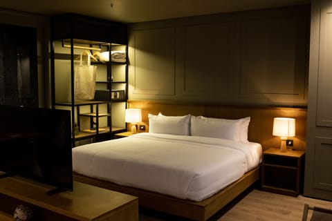 Suite | Premium bedding, down comforters, minibar, in-room safe