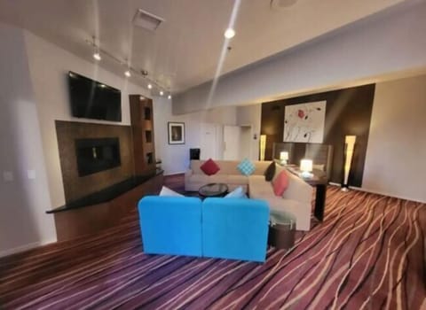 Family Suite | Living area | 50-inch Smart TV with satellite channels, TV, fireplace