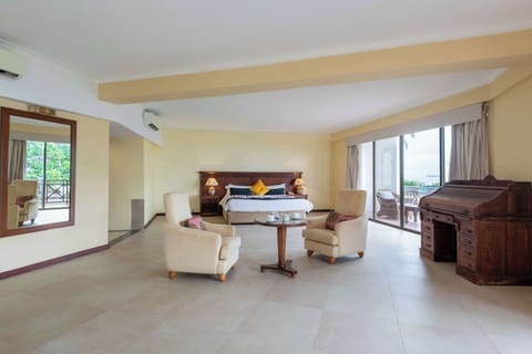 Suite, 1 Double Bed, Balcony, Ocean View (Diplomatic) | Minibar, in-room safe, desk, free cribs/infant beds