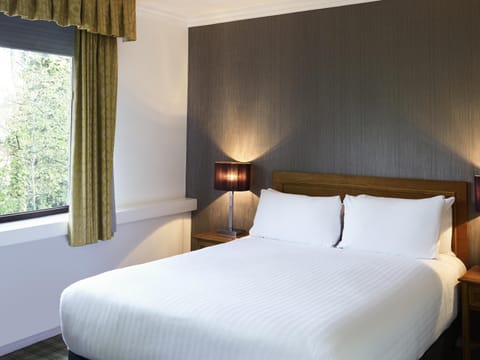 Classic Room, 1 Double Bed | Premium bedding, in-room safe, desk, laptop workspace