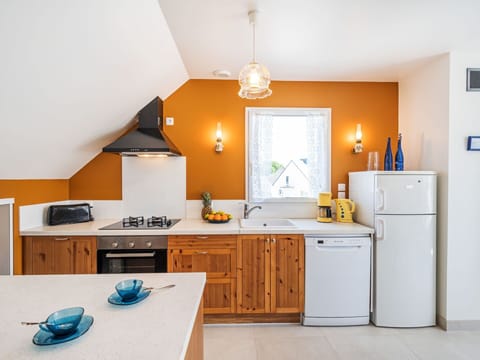 Water, Sky, Property, Plant, Building, Cloud, Swimming Pool, Tree, Residential Area, Grass