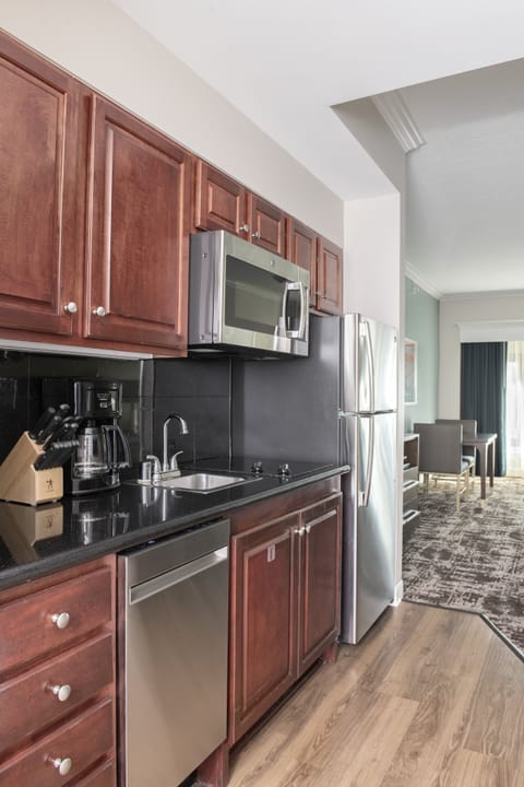 Deluxe Studio, 1 King Bed with Sofa bed, Non Smoking | Private kitchen | Fridge, microwave, stovetop, coffee/tea maker