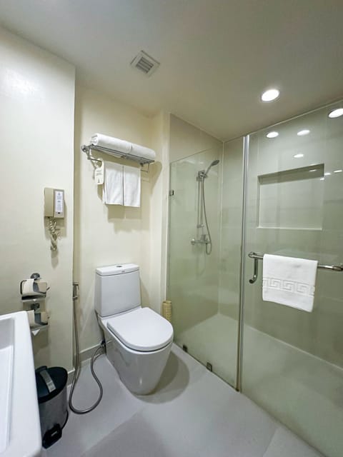 Deluxe Room | Bathroom | Free toiletries, hair dryer, bathrobes, slippers