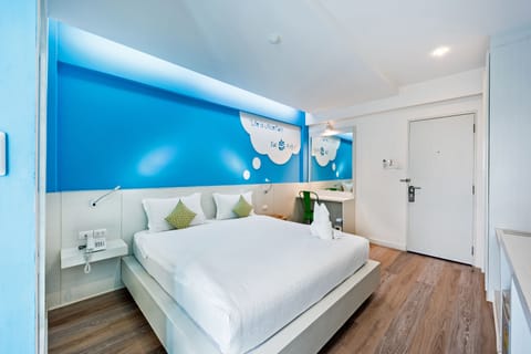 Standard Room, 1 King Bed | Free minibar, in-room safe, iron/ironing board, free WiFi