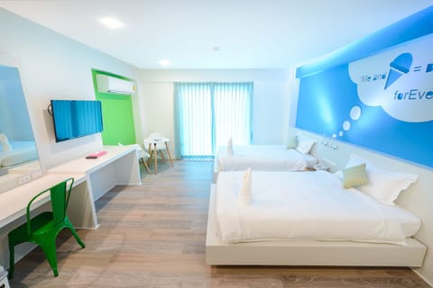 Deluxe Room (Twin Bed) | Free minibar, in-room safe, iron/ironing board, free WiFi