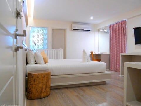 Budget Double Room | Free minibar, in-room safe, iron/ironing board, free WiFi