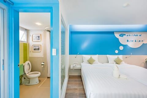 Standard Room (Twin Bed) | Bathroom | Free toiletries, hair dryer, towels