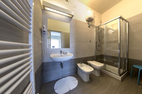 Double Room, Garden View | Bathroom | Deep soaking tub, free toiletries, hair dryer, bidet