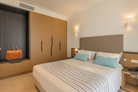 Standard Suite, 1 Bedroom | Minibar, in-room safe, blackout drapes, soundproofing