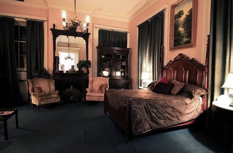 Deluxe Room, 1 Queen Bed | Individually decorated, individually furnished, blackout drapes