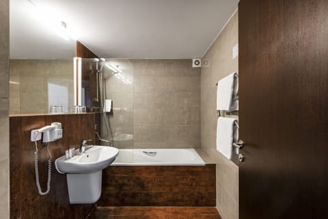 Standard Double or Twin Room | Bathroom | Free toiletries, hair dryer, towels