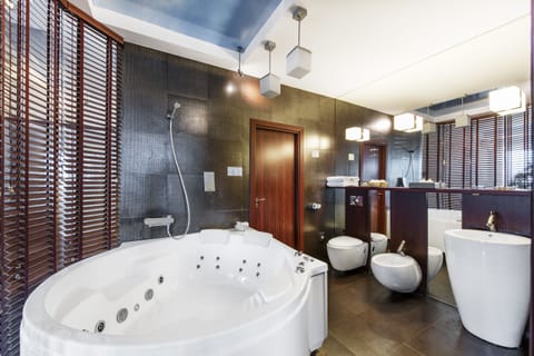 Suite, 2 Bedrooms | Bathroom | Free toiletries, hair dryer, towels