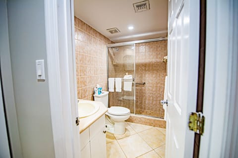 Condo, 2 Bedrooms | Bathroom | Combined shower/tub, jetted tub, free toiletries, hair dryer